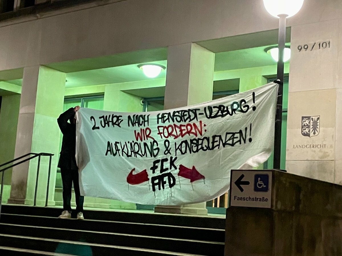 Banner vor dem Landgericht Kiel 