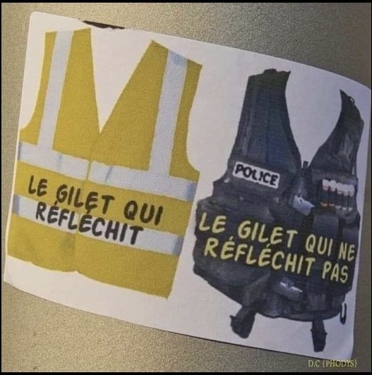 Sticker; sur un fond blanc deux gilets. À gauche un gilet jaune sur lequel est inscrit "LE GILET QUI RÉFLÉCHIT&quot;. À droite un gilet pare-balle noir de la police, tout équipé, sur lequel il est écrit &quot;LE GILET QUI NE RÉFLÉCHIT <br />PAS&quot;.