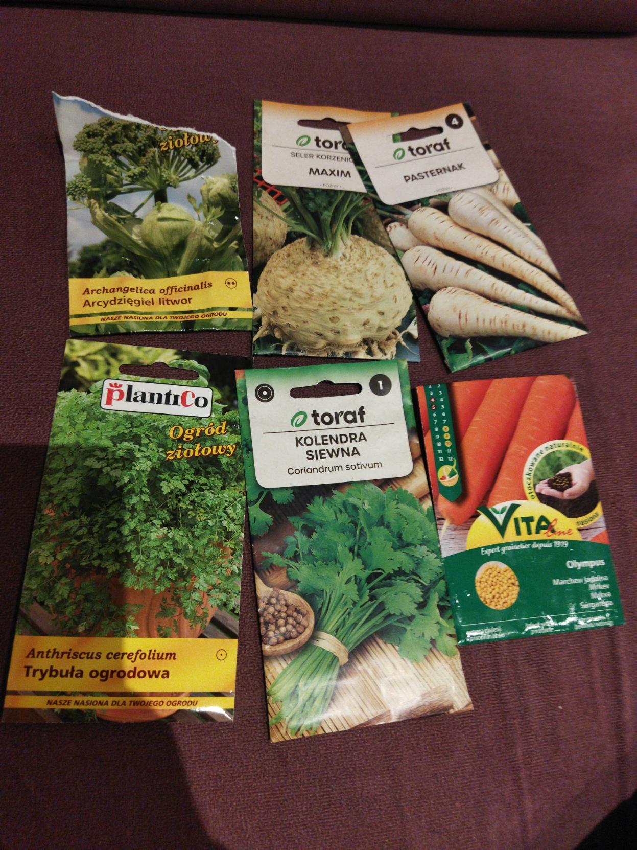 Paczki nasion od lewej:arcydzięgiel litwor, seler korzeniowy, pasternak, trybula ogrodowa, kolendra siewna i marchew czerwona.