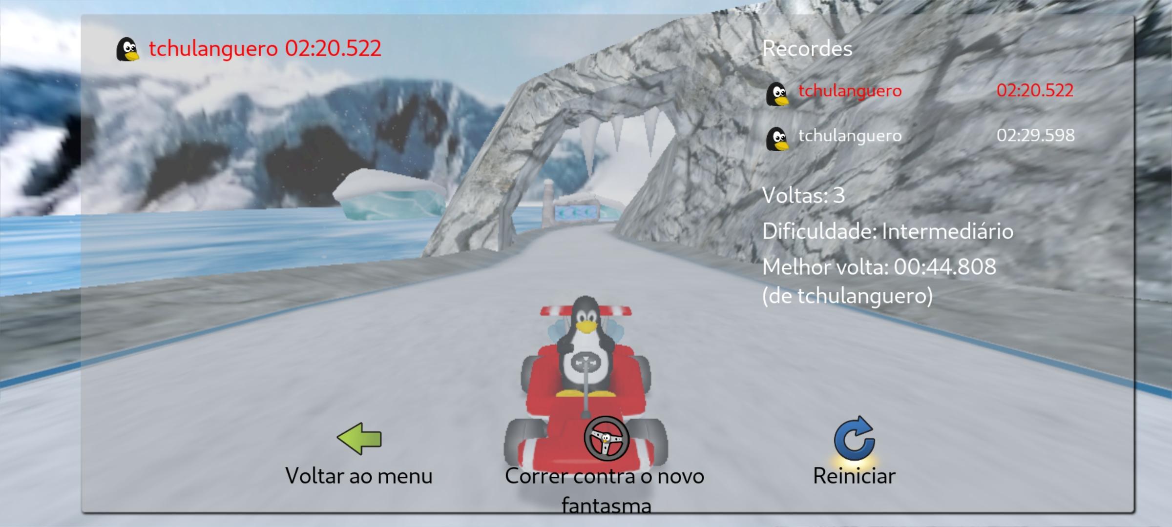 Tela de resultados do jogo Super Tux Kart, com o pinguim Tux em um Kart vermelho em uma fase de neve (Picos nevados). As informações relevantes são: tchulanguero 2:20:522 Voltas: 3 Melhor volta: 0:44:808