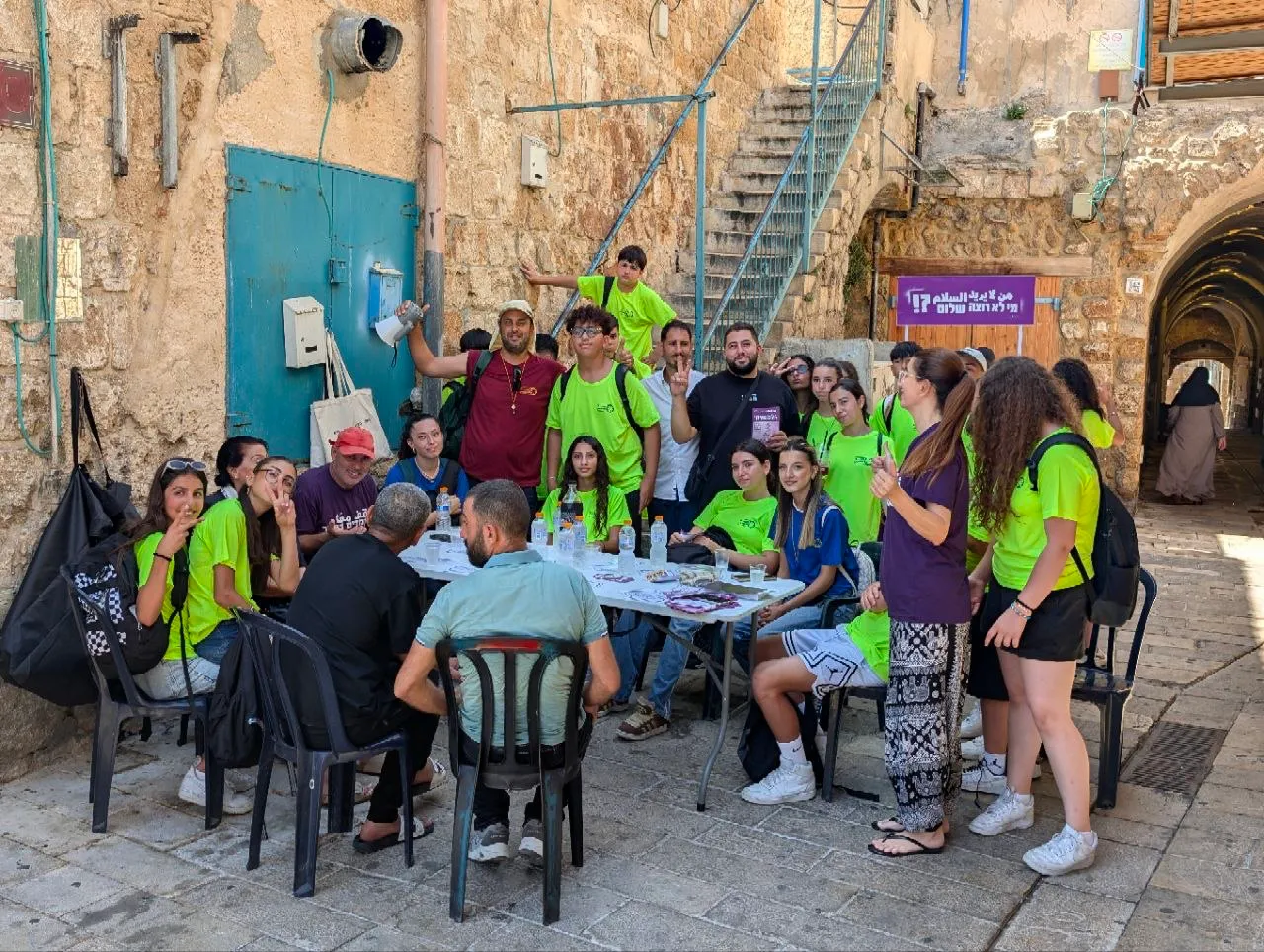Des militantes de Standing Together dans le village de Acre (Akko)