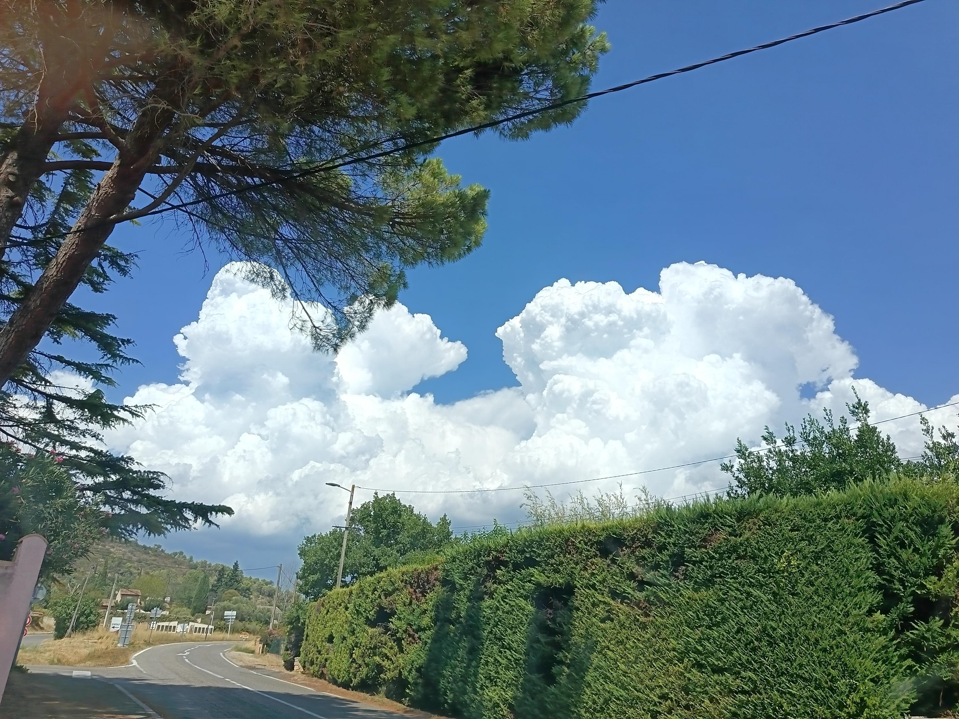 De gros nuages au dessus du grand incendie de Pontevès (Var). C'est trop tard, tout a déjà cramé.